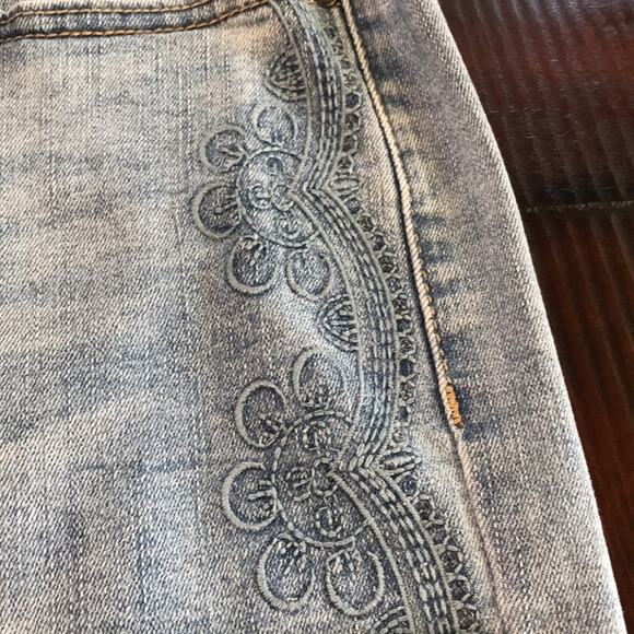 Lane Bryant Size 16 Signature Fit Mid Rise Embroidered Boyfriend Midi Short NICE - Picture 5 of 11